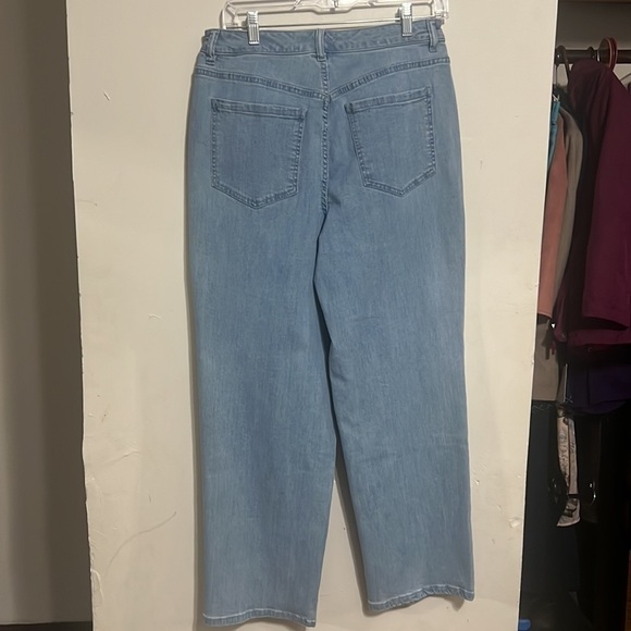 Girl With Curves - Picture 3 of 3